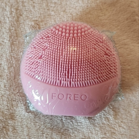Foreo LUNA Play Sonic Face Cleaner - Picture 2 of 9